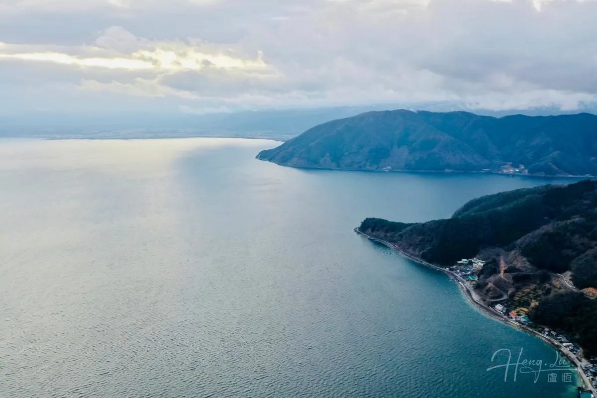 Aerial-view-of-a-Japan-lake-surrounded-by-mountains