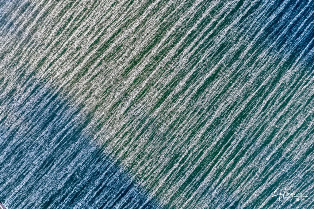 Diagonal-aerial-pattern-of-sea-waves