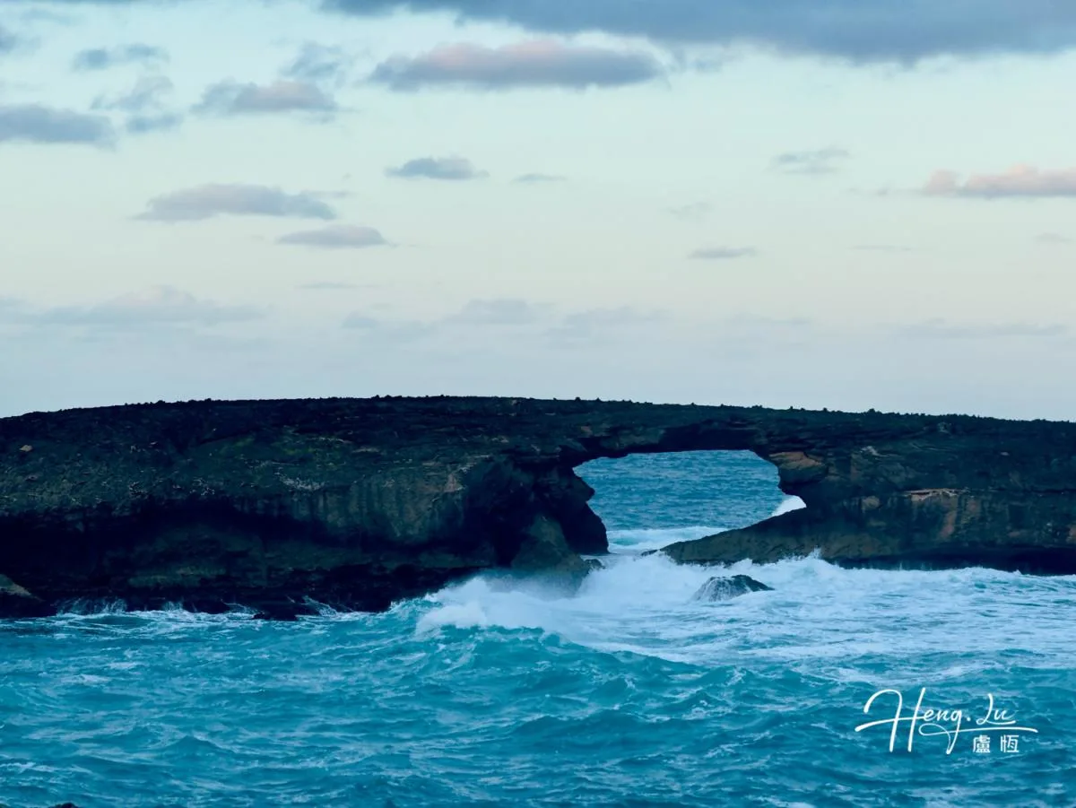 Rock-arch-over-ocean-with-waves-crashing-below