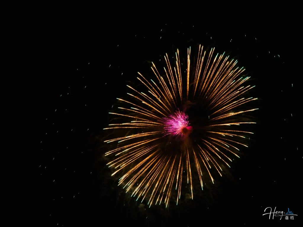 Single-firework-burst-in-night-sky