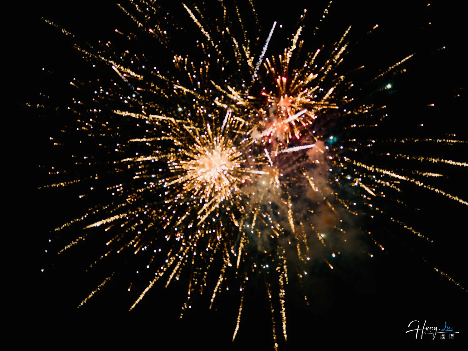 Dazzling-golden-fireworks-ignite-night-sky-with-sparkling-energ