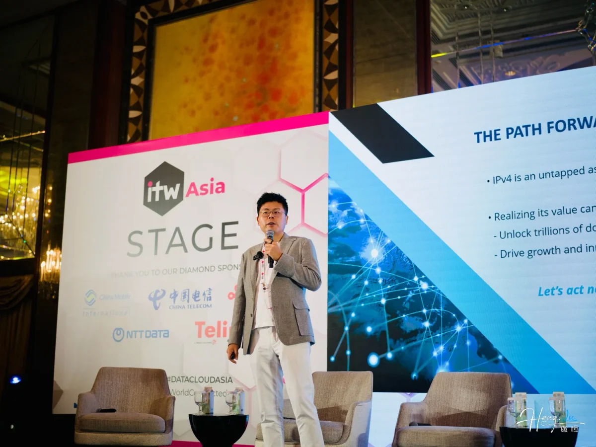 Luheng-presenting-on-stage-at-tech-conference