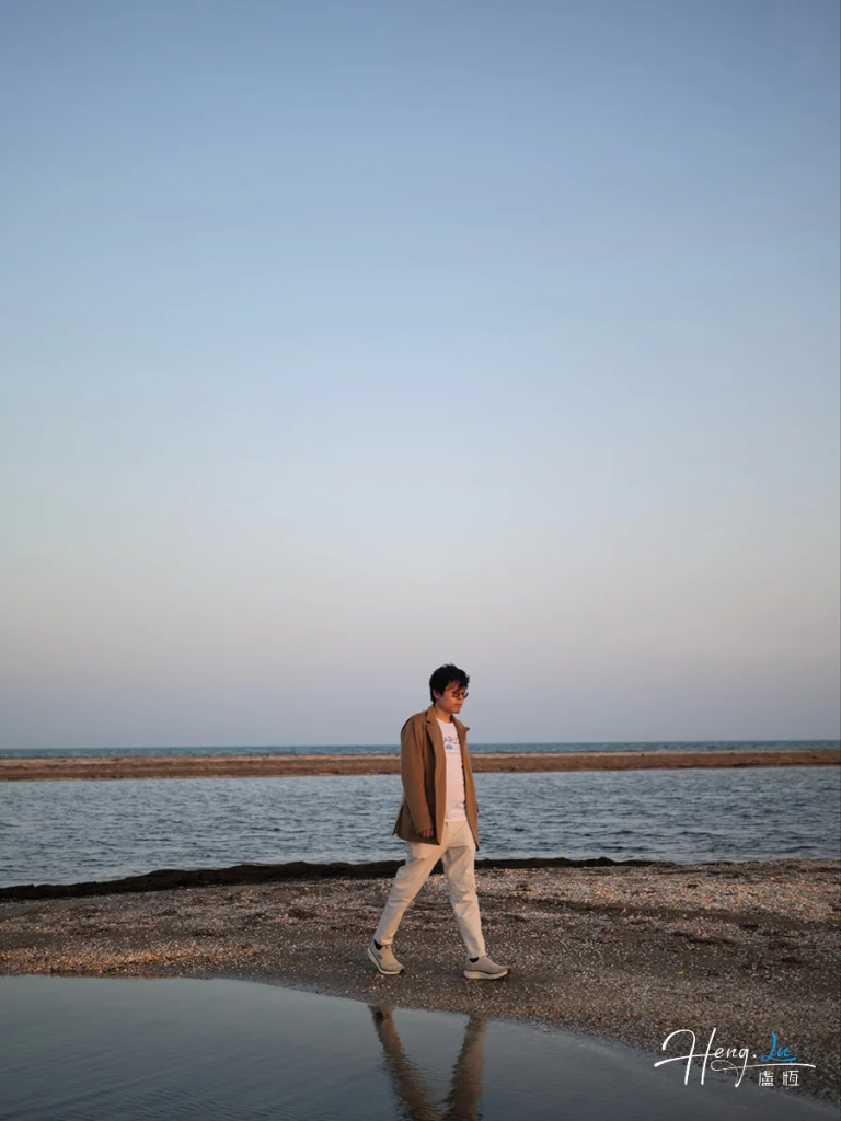 Luheng-walking-by-the-seaside-at-dusk