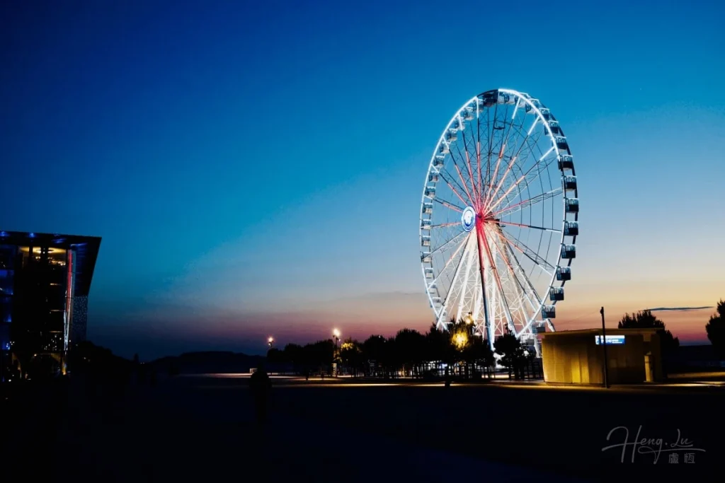 Marseille-ferris-wheel-illuminated-at-dusk