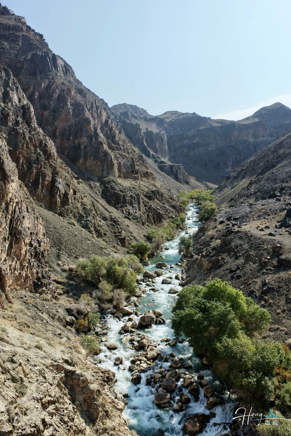 Mountain-valley-with-river-stream-flowing