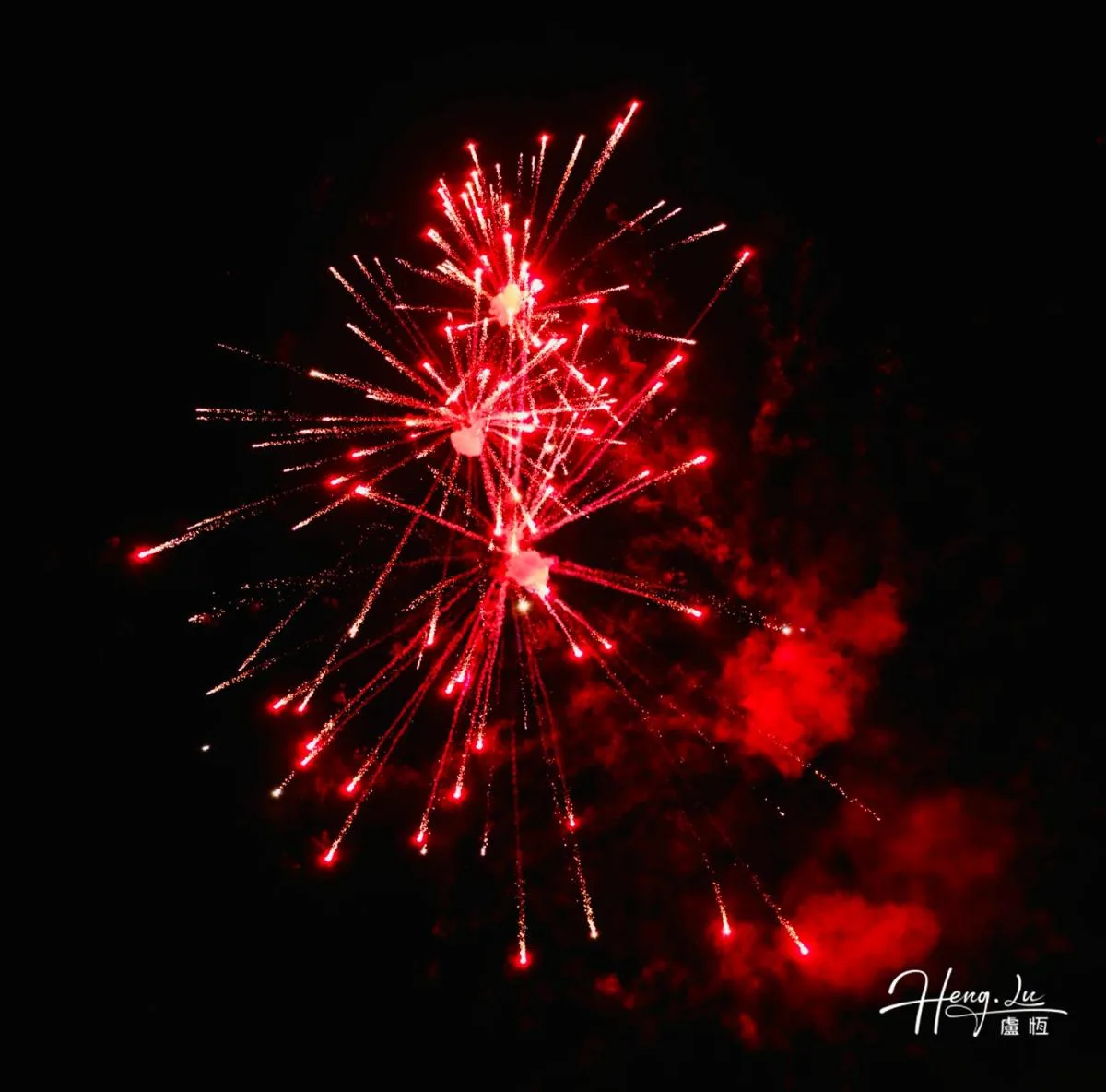 Red-firework-in-dark-sky