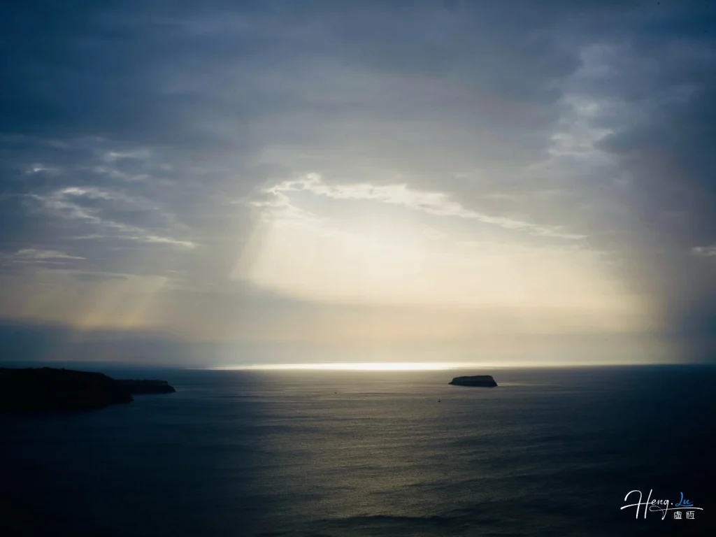 Sunlight-rays-over-calm-ocean-horizon