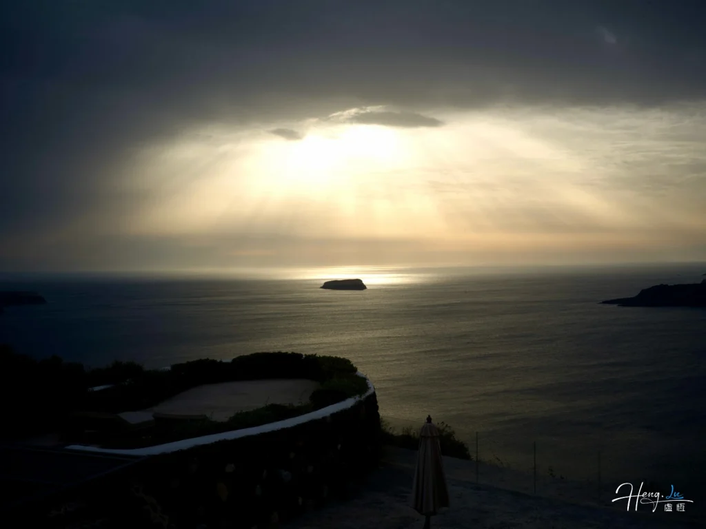 Sunrays-breaking-through-clouds-over-sea