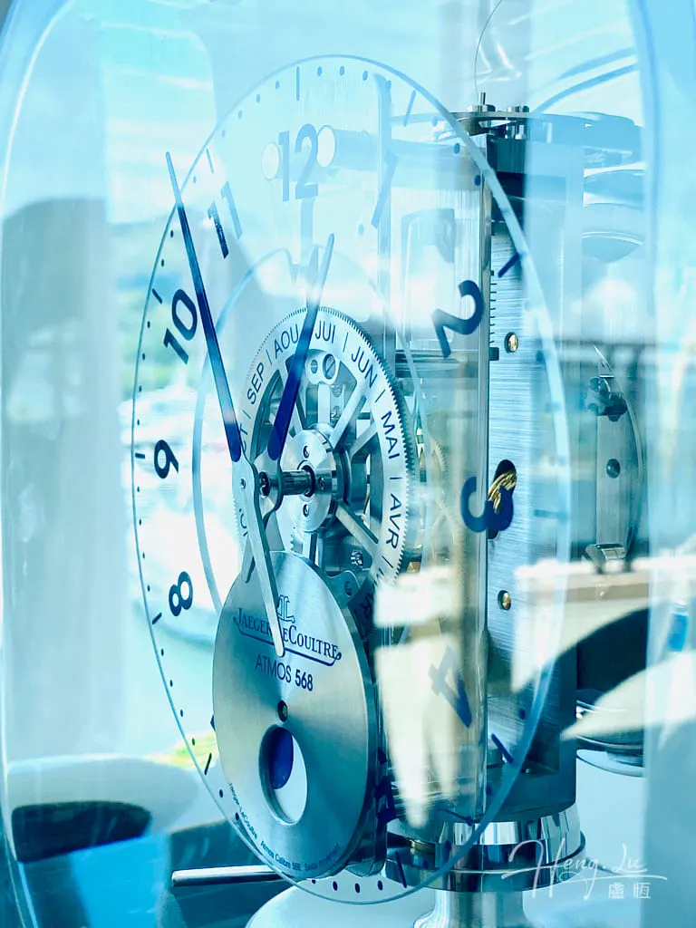 Transparent-mechanical-clock-with-blue-reflection