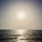 bright-sun-reflecting-on-calm-sea-horizon