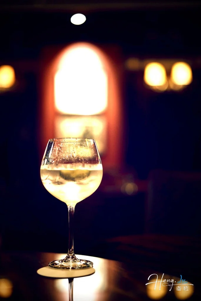 illuminated-wine-glass-on-bar-table-with-bokeh