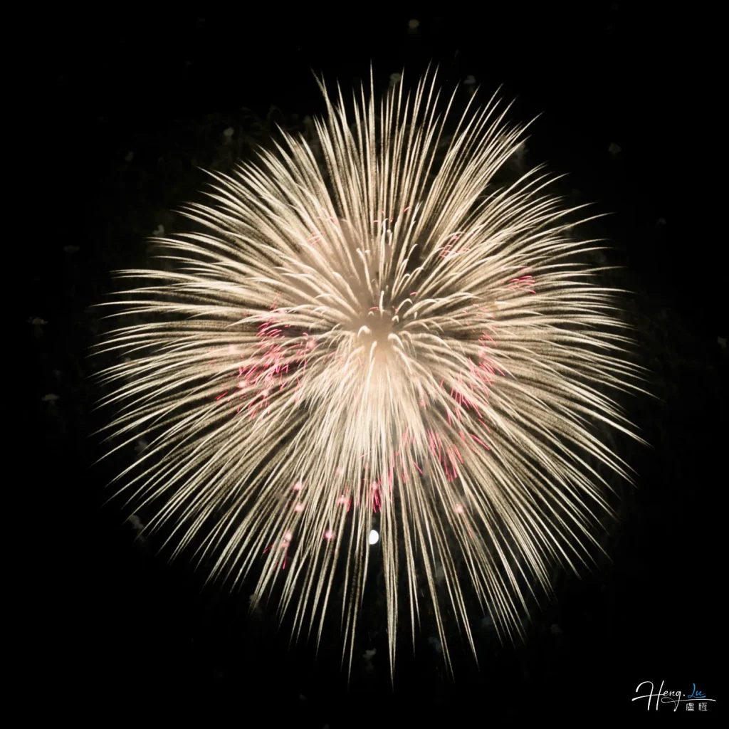 pale-golden-firework-with-hints-of-red-sparks