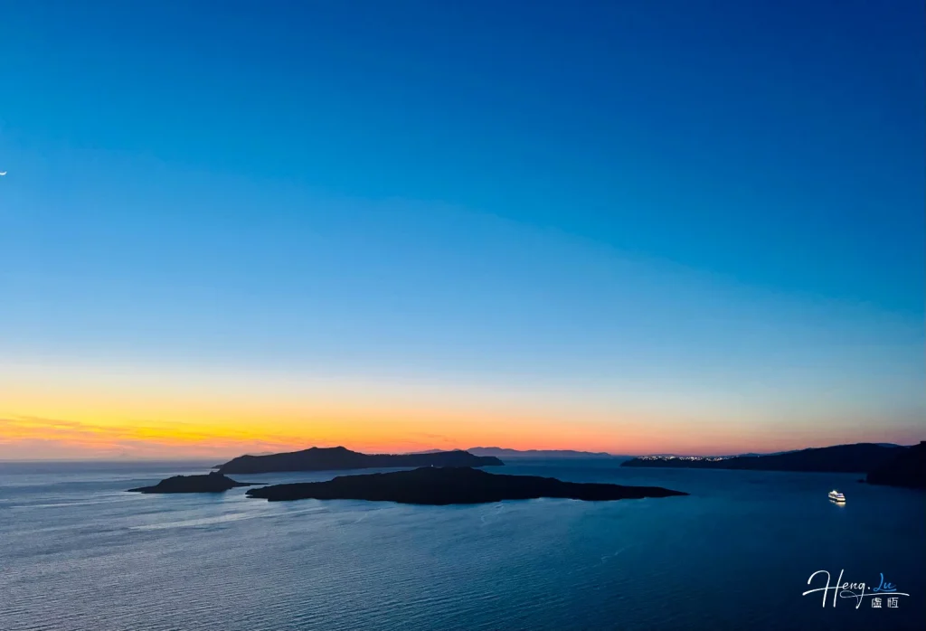 Twilight-sky-over-sea-and-islands