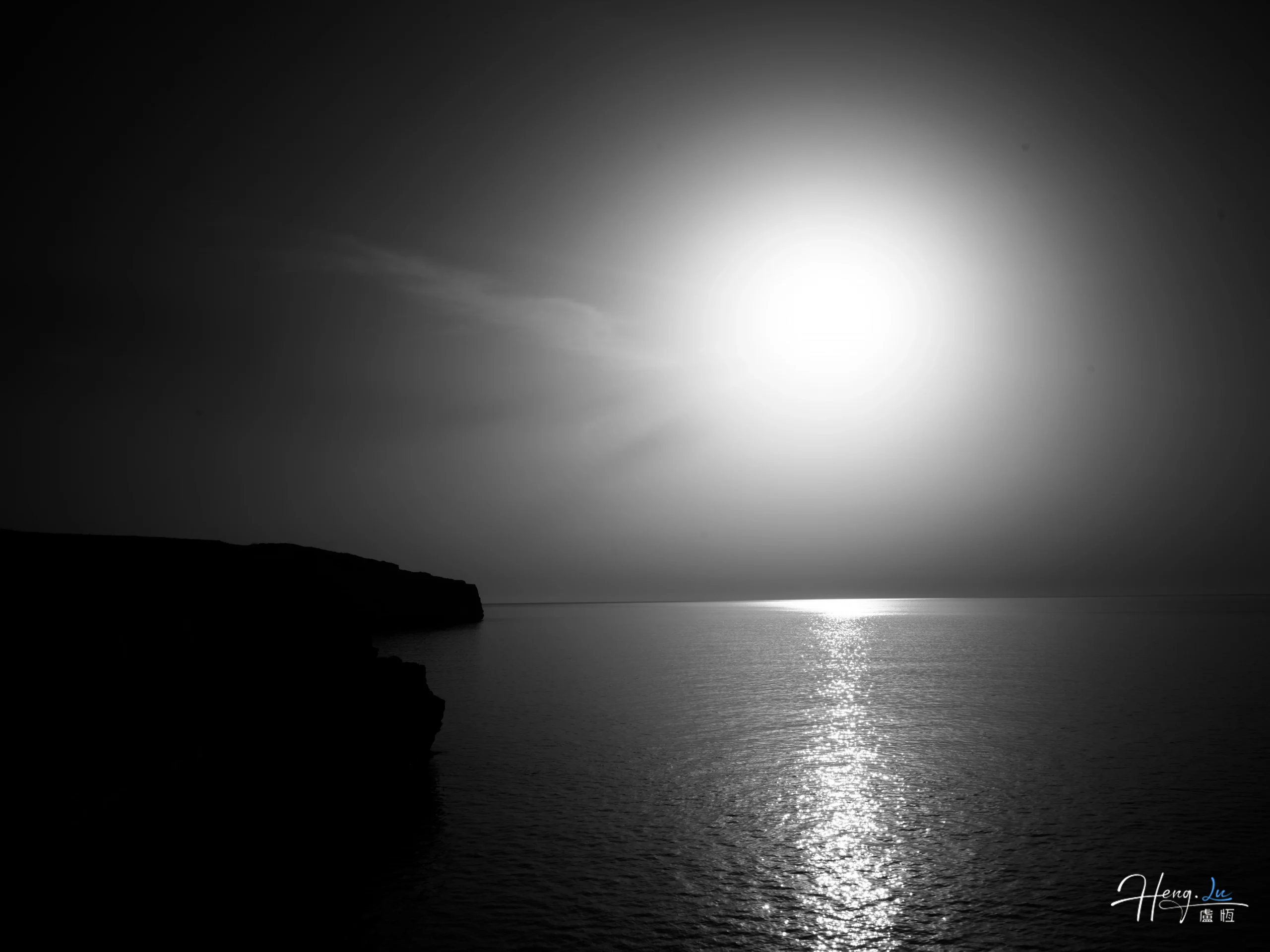 black-and-white-seascape-with-sun-reflection