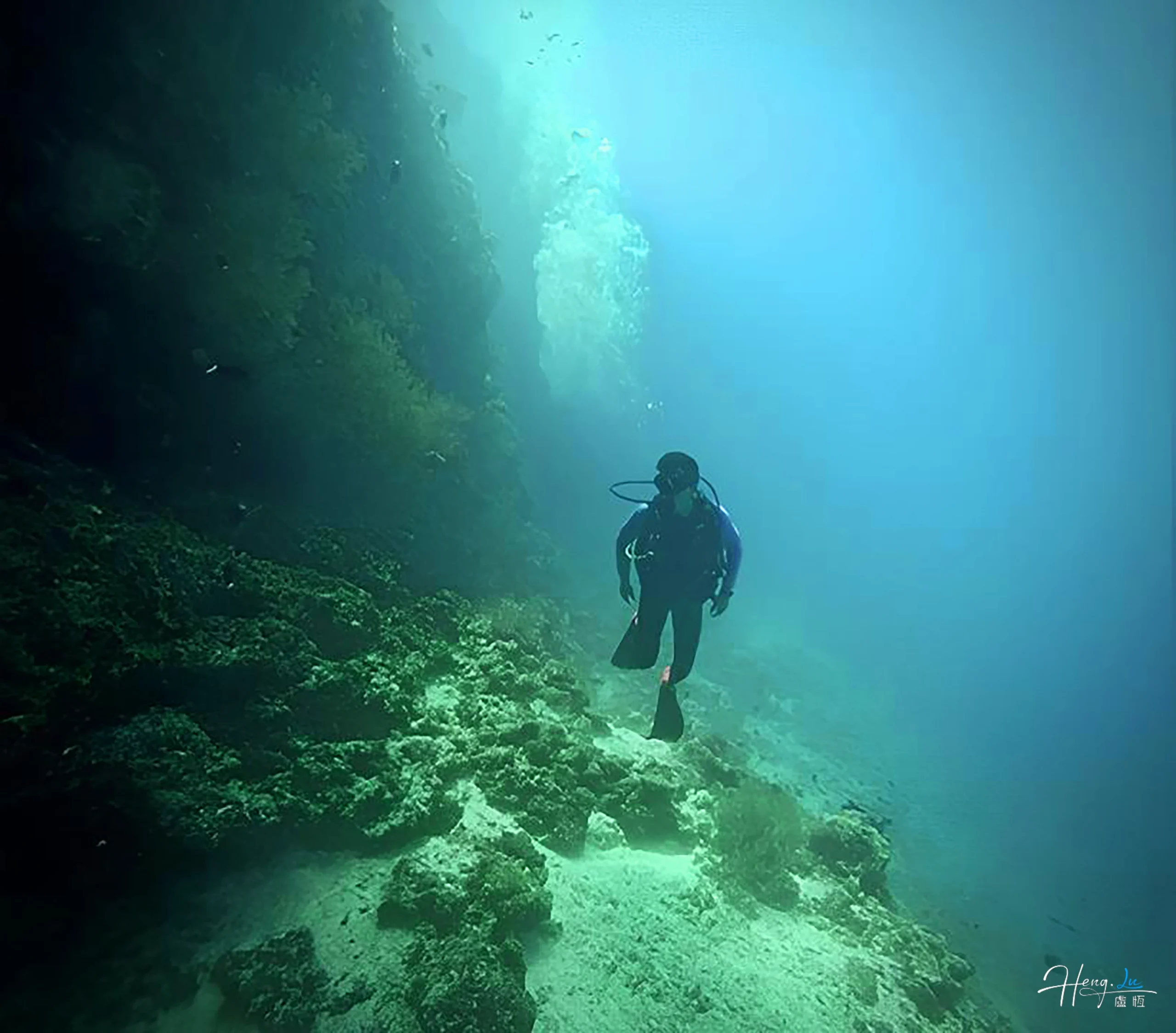 Lu Heng exploring underwater cliff luheng-exploring-underwater-cliff