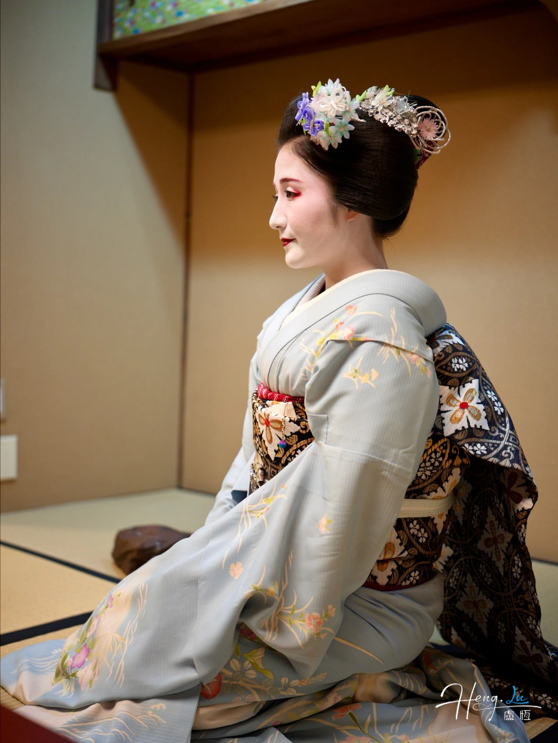 geisha-in-traditional-kimono-sitting-in-teahouse