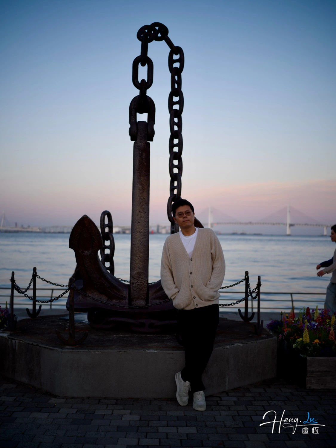 luheng-standing-by-large-anchor-near-seaside-at-dusk