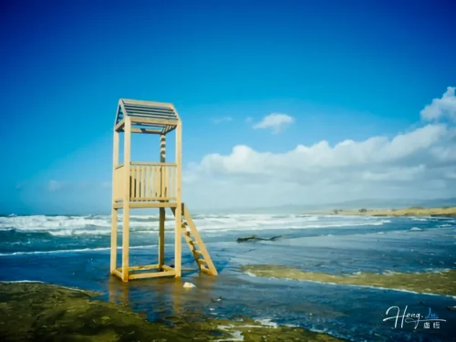 wooden-lifeguard-tower-on-seaside-with-blue-sky